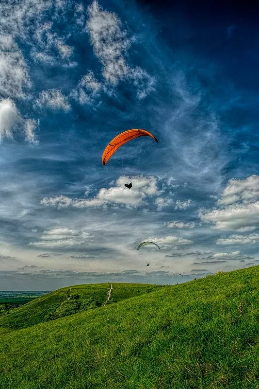 What are suitable weather conditions for paragliding?